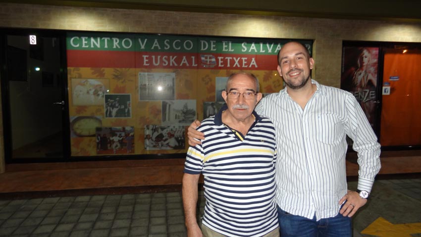 Iñaki y Xabier Mirandona, padre e hijo, frente a la sede de Euskal Etxea en San Salvador (foto EuskalKultura.com)