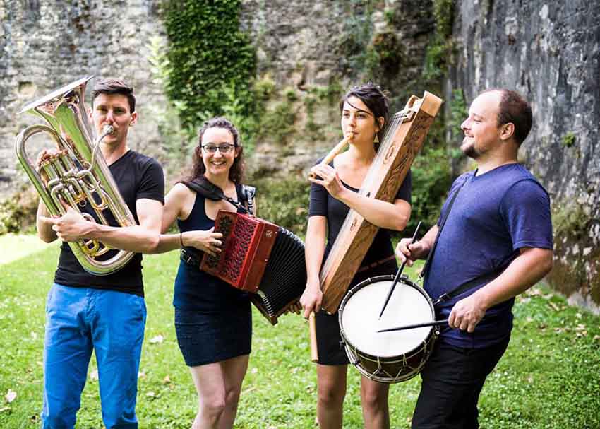 El grupo quebequense de folk vasco Sasi Ardiak (foto Nahia Garat)