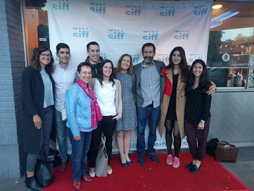 Jon Garaño,codirector de Handia, junto a los integrantes de Euskal Etxea de Seattle que pasaron a saludarle (foto SEE)