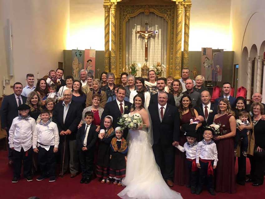 Los novios junto a la familia e invitados Alfaro