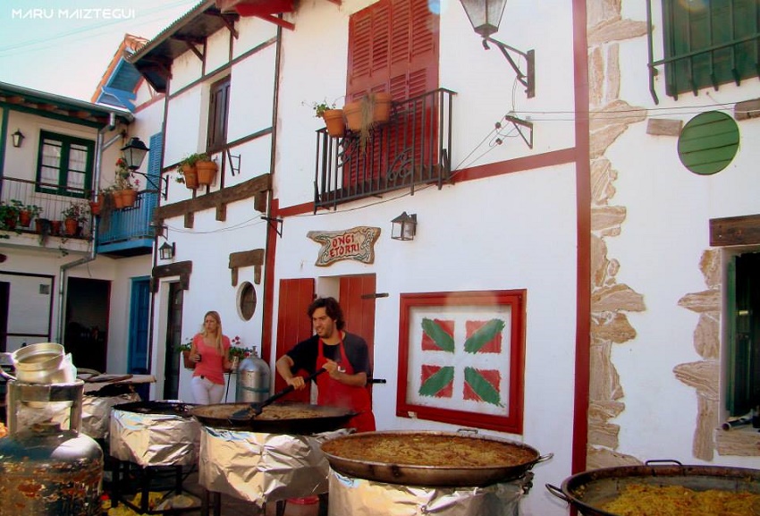 Patio del Centro Vasco de San Nicolás con sus típicas paelleras (foto Maru Maiztegui)