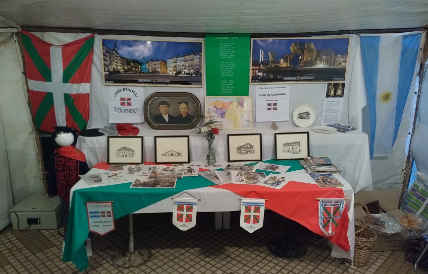 Stand del Centro Etxe Maitea en el festejo por el Día de la Diversidad Cultural 2016