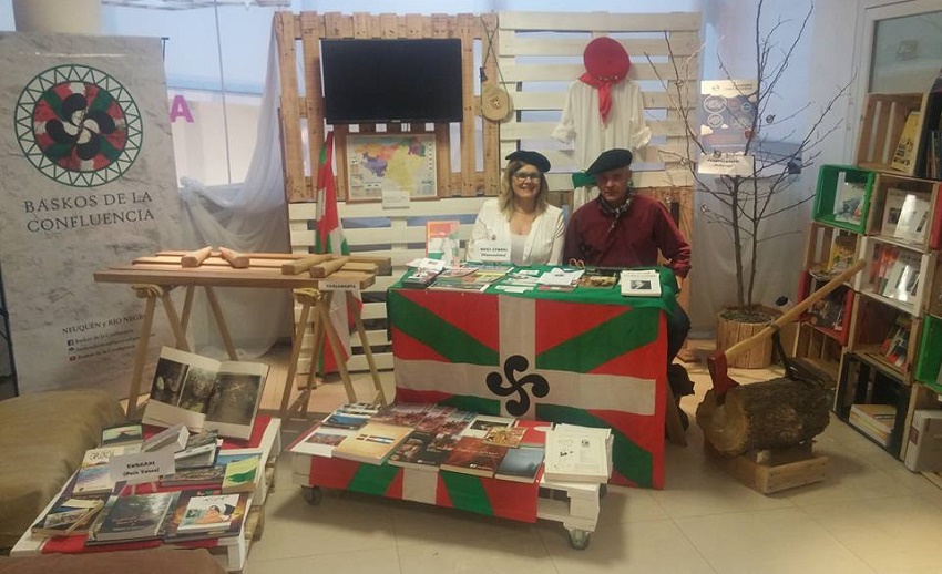 Baskos of the Confluence at the book fair in Cipolletti