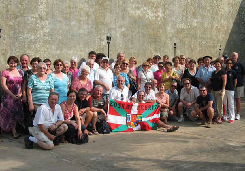 Excursión de Euskal Etxea de Sidney a North Queensland, en el frontón de Trebonne (foto archivo EuskalKultura.com)