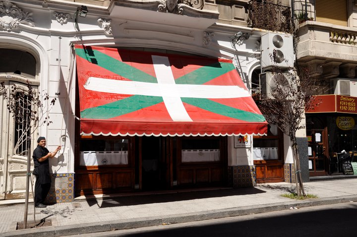 Entrada del restaurante Taberna Baska, en San Telmo