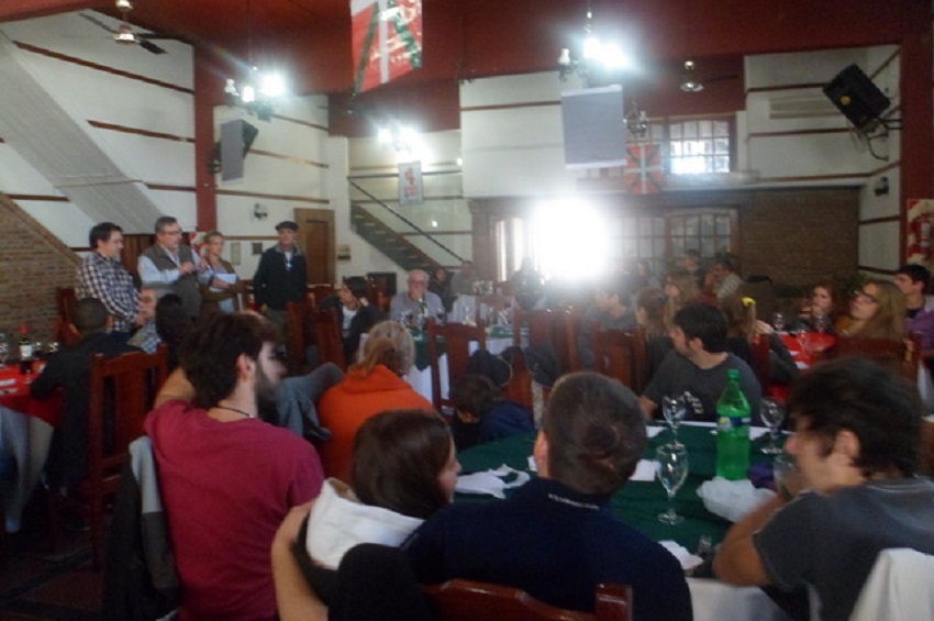  El presidente de FEVA Hugo Andiazabal dando la bienvenida a los participantes de los talleres de música en Cañuelas, 2014