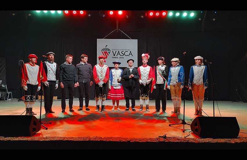 Ikuskizun ikusgarria eskeini zuen Mauleko Aitzindariak taldeak ostiral gauean Tandilgo Martín Fierro Anfiteatroan