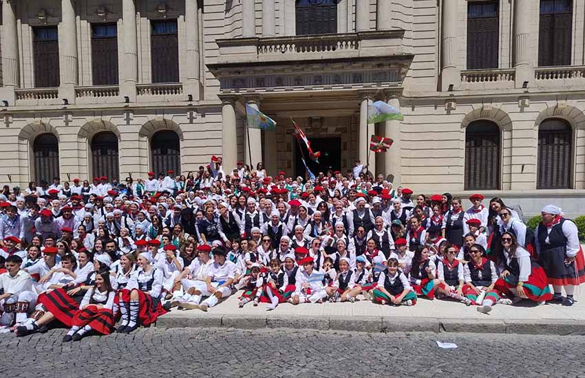 Argentinako eta Uruguaitik etorritako dantzariek beren dantza eta bizitasuna eman zioten 2025eko Euskal Aste Nazionalari