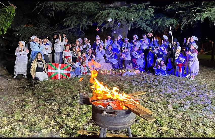 Berrogei pertsona eszenatokian, argiak, sua, musika, dantza eta 25 urteko magia Tandilgo Gure Etxeak aurkeztutako Jaiotza bizidunean