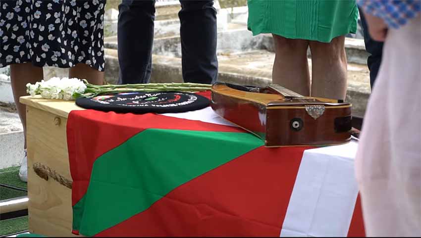 A Txapela, Ikurriñas and his ever-present Mandolin, at Joe Goicoechea’s funeral at the Townsville cemetery