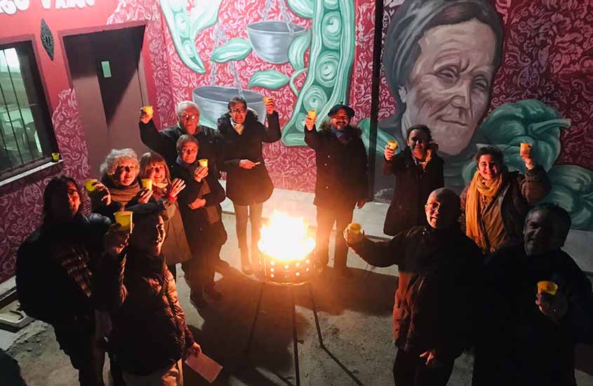 Integrantes del taller 'Euskal kantua' del Centro Vasco del Noreste del Chubut en torno al fuego de San Juan