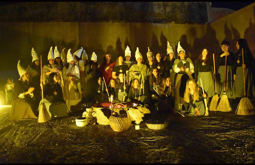 20 actrices, dirigidas por Natalia Lavena, y el grupo dantzari de Haraneko Euskal Etxea brindaron un notable espectáculo de Gau Beltza