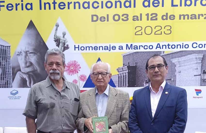 De izquierda a derecha., el presidente de Euskal Etxea de Trujillo Wilfredo Lizarzaburu, Leonel Berrocal, primer presidente de la entidad y Juan C. Verastegui, actual vicepresidente en la presentación en La Libertad del libro 'Saregintzan tejiendo redes'