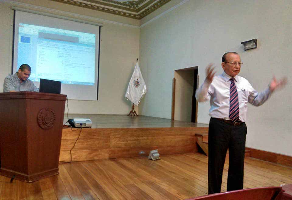 President of the Trujilloko Euskal Etxea addressing attendees of the club’s first public presentation