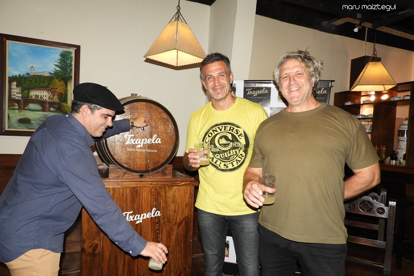 Presentation of “Txapela” Cider (photo Maru Maiztegui)