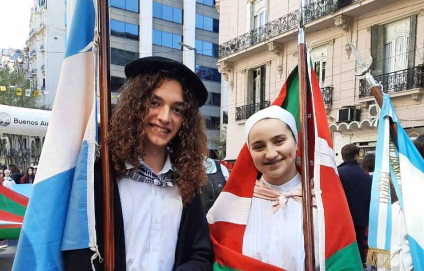 Unai Hernández Minaberry con una compañera dantzari en el último Buenos Aires Celebra País Vasco