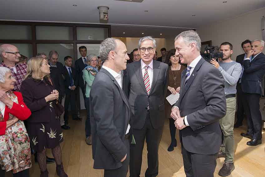 Urkullu yesterday at a reception for the Basque community in Brussels, with European deputies, Josu Jauristi and Ramon Jauregui (photoIrekia) 