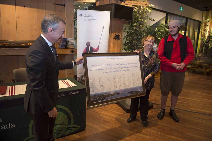 La alcaldesa de Red Bay entrega a Urkullu un documento con las firmas de sus habitantes proclamando con orgullo sus vínculos históricos con los vascos (foto Irekia-DV)