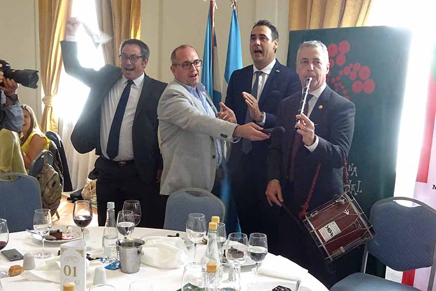 The Lehendakari showed his txistulari side at the farewell to Semana Vasca; along with club president Iriberri, and FEVA President Ederra, respectively, and Iñaki Aramayo, MC, who held the mic