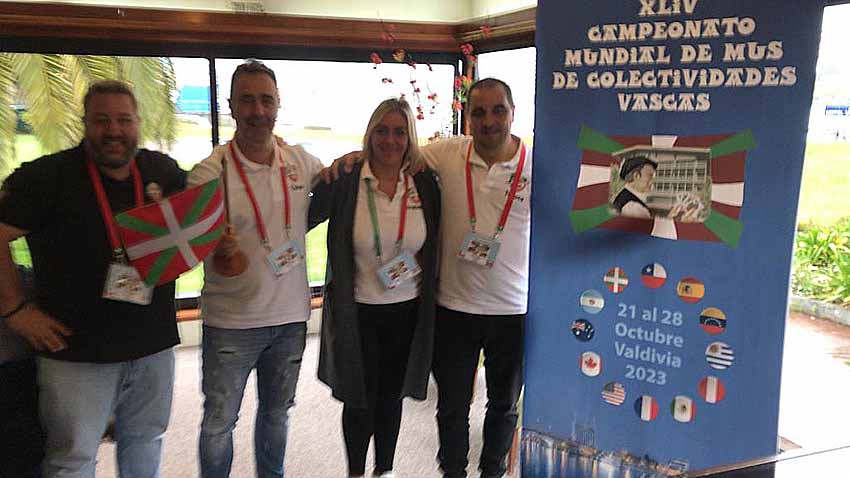 Equipo de Euskadi, campeones del  XLIV Campeonato Mundial de Mus en Valdivia, Chile: Ismael Torralba (delegado) César Rasines (txapeldun), Iraide Gorrotxategi (acompañante) y Aitor Tolosa (txapeldun)