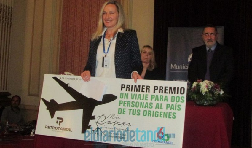 Maria Valeria Aramburu receiving first prize for the “My Immigrant Roots” contest (photo Diario de Tandil)