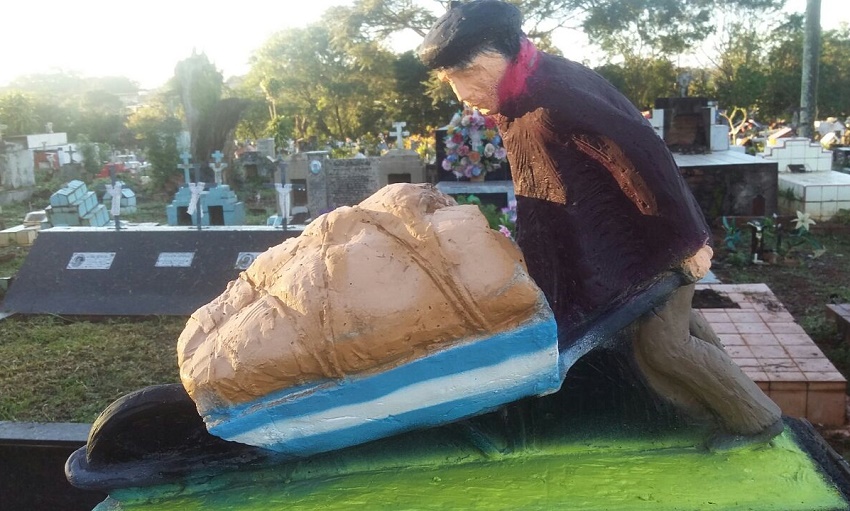 Sculpture in honor of Guillermo Larregui that will be unveiled tomorrow at the Puerto Iguazu Cemetery