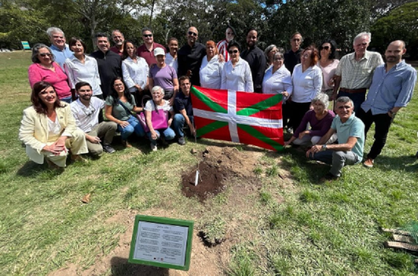 La Korrika se llevará a cabo este año en Caracas en el Parque del Este, en el que crece desde hace este pasado 16 de enero un retoño del Árbol de Gernika. En la imagen, representantes del Centro y autoridades vascas y venezolanas el día de la plantación