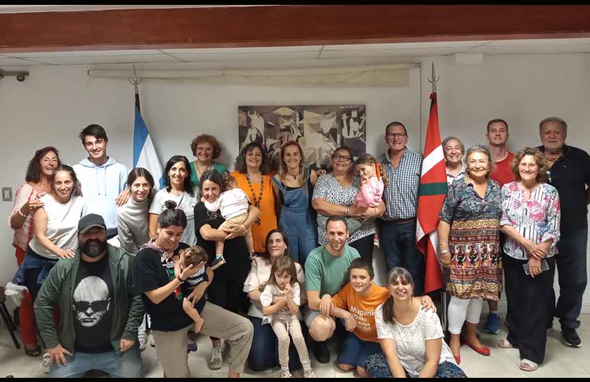 Aberri Etxea recibió ayer a los estudiantes vascos de MU que se hallan en la Patagonia realizando sus prácticas en universidades locales. Han sido recibidos con los brazos abiertos en el Centro Vasco, donde colaborarán como voluntarios/as