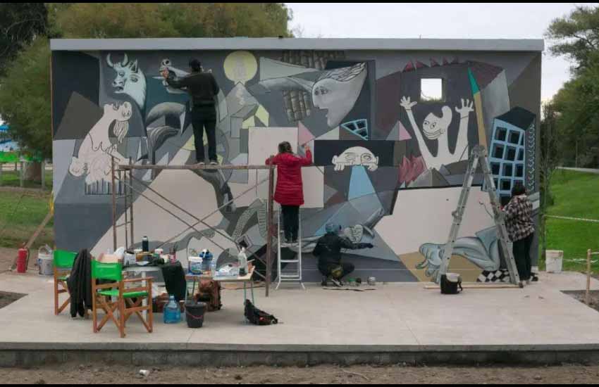 La nueva versión del Guernica de Picasso, realizada por Juan Marchesi en el nuevo paseo “Jardines de la Humanidad» de Viedma 