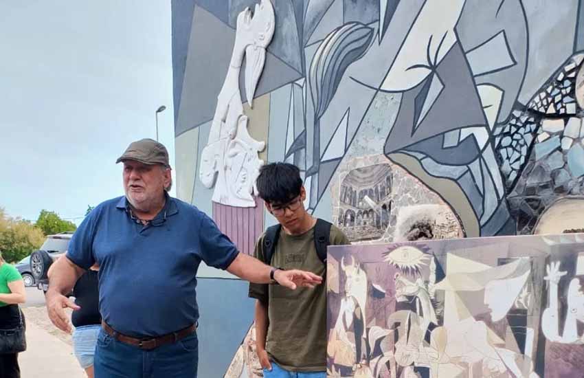 Rubén Suárezek Viedmako 84 zenbakiko Bigarren Hezkuntzako Ikastetxeko ikasleei zuzentzen zaie, muralera egindako bisita didaktikoan