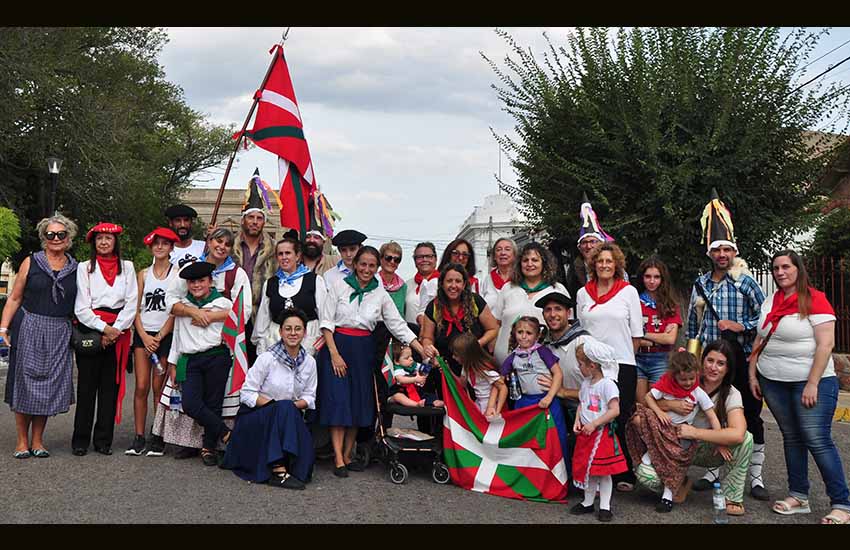 Grupo de integrantes de Aberri Etxea de Viedma y Carmen de Patagones en el desfile conmemorativo del 7 de Marzo