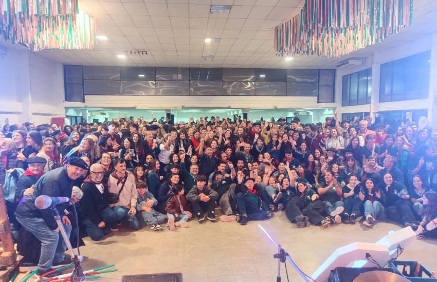 Tio Teronen Semeak taldearen emanaldiaren amaiera Villa Mariako Sociedad Ruraleko aretoan urriaren 9an
