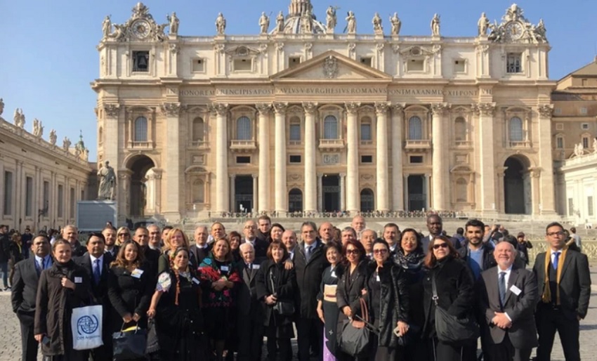 Delegación de las colectividades extranjeras argentinas frente al Vaticano (foto Infobae)