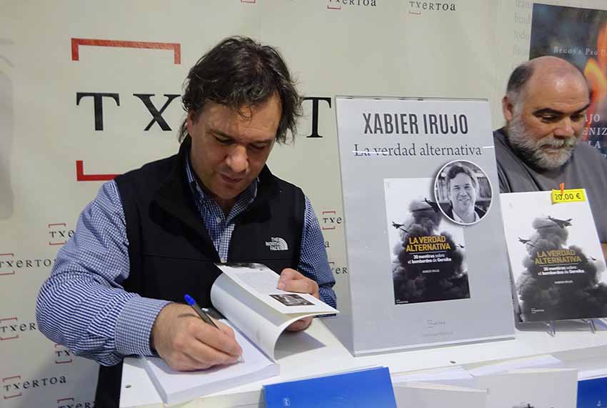 Historian Xabier Irujo Amezaga signing copies of his latest book (photoEuskalKultura.com) 