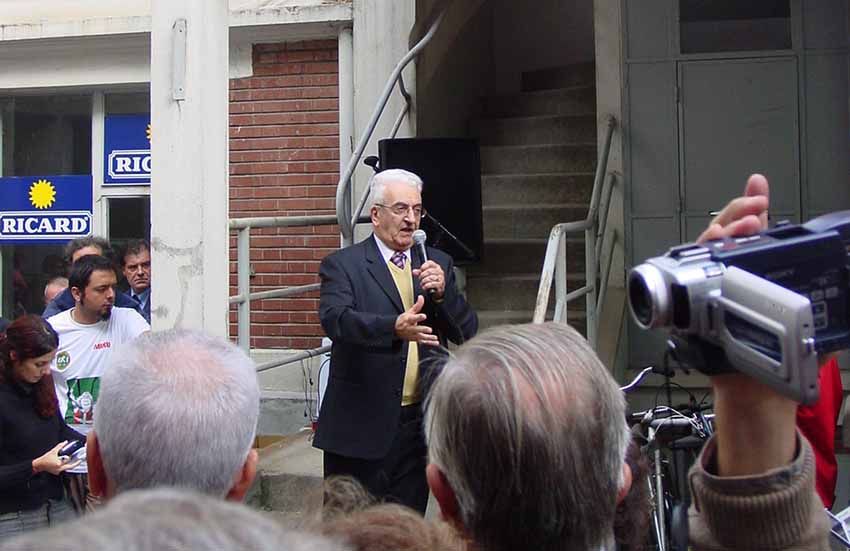 Piarres Xarriton at the inauguration in 2003 of the new headquarters of Eskual Etxea of Paris (photo JE-EuskalKultura.com)