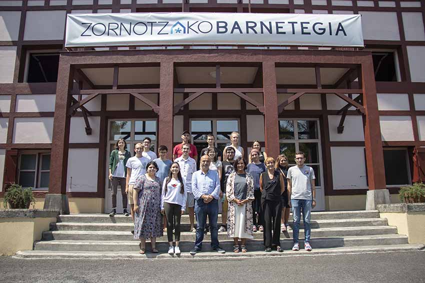 Los estudiantes de la red universitaria del Etxepare en el Barnetegi de Zornotza con la directora del Instituto, Irene Larraza