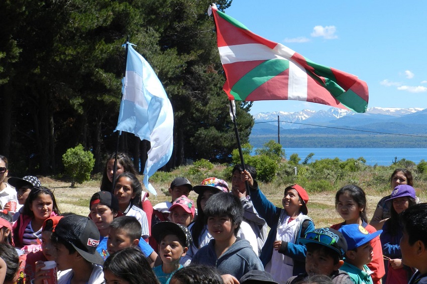 Niños y niñas del Colegio 'Aldea Infantil' en la Euskal Etxea