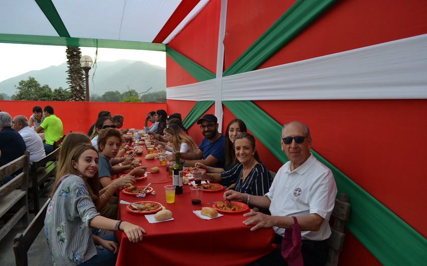 En Lima, almuerzo de camaradería…