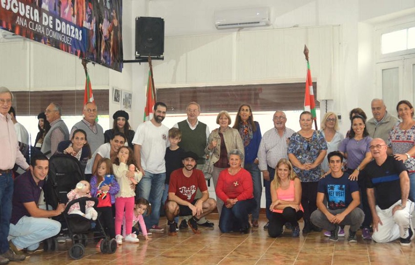 Integrantes del Gure Etxea de Gral. Belgrano en la clase abierta de danza