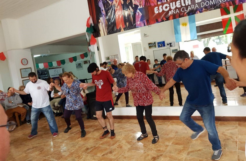 El día de la danza, bailando