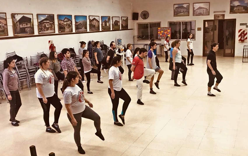 Dance workshop taught by the Ekin Kultur Taldea in Tandil