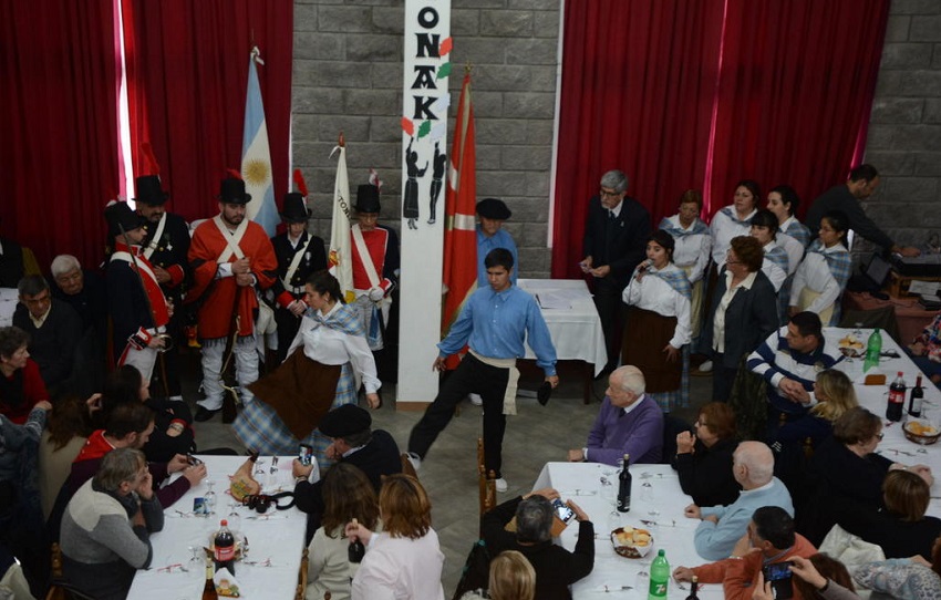 22 aniversario del Centro Toki Eder de José C. Paz: a la izquierda los 'soldados vizcaínos', junto a aurreskularis y otros dantzaris