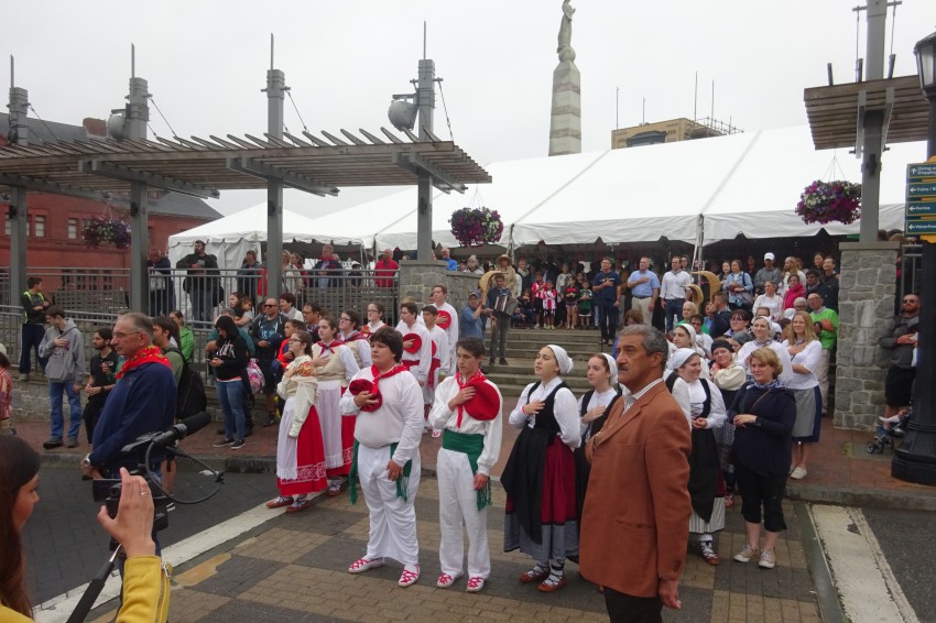 Solemnidad de himnos y aurresku