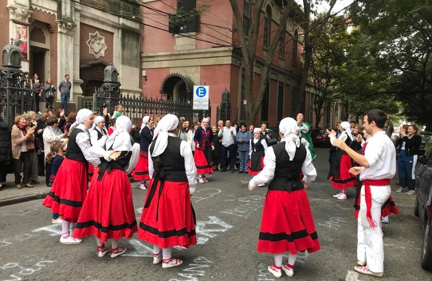 Tras la misa, danzas