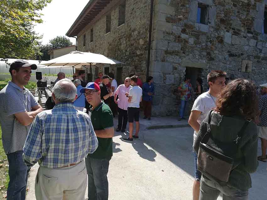 Donostian, hitzordua Unanue baserri/hotelean da