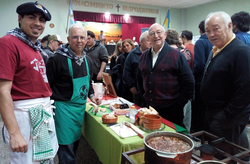 Integrantes del Euzko Etxea en la Fiesta del Inmigrante de Berisso