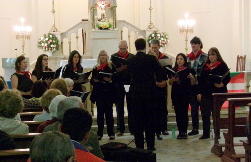 Performance by the Basque choir from Cañuelas