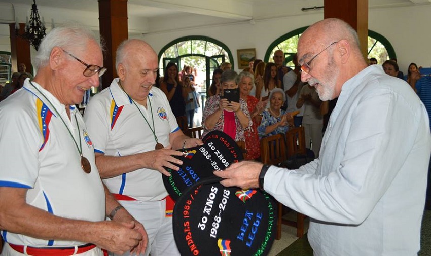 Josu Bilbao y Kepa Lekue recibieron sendas txapelas bordadas en el homenaje que les tributó Eusko Etxea de Caracas