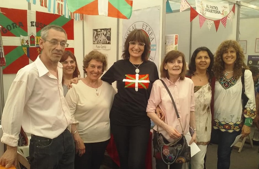 Integrantes de la Euskal Etxea del Comahue en la Feria del Libro de Centenario 2018