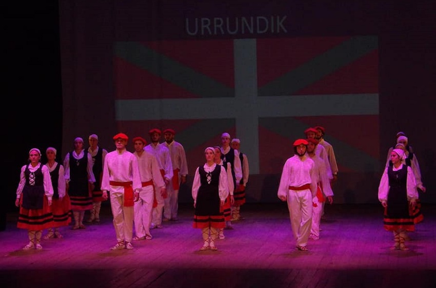 Dantzaris de Urrundik en el Teatro 3 de Febrero